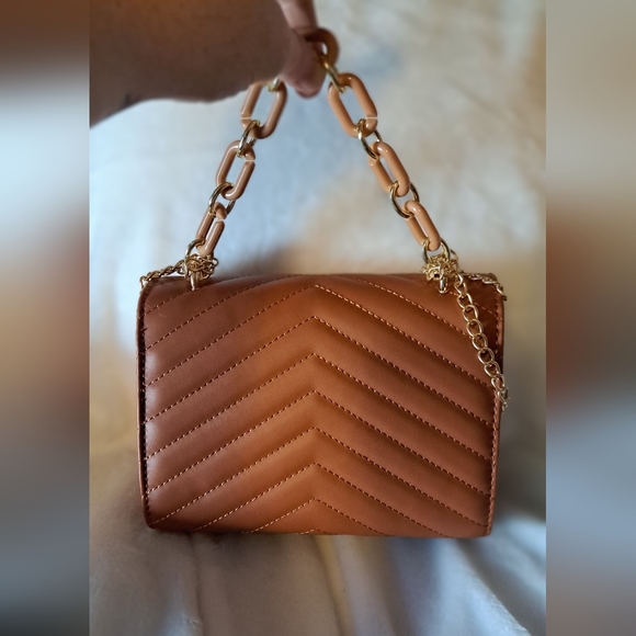 NWOT TRENDY STRUCTURED CROSSBODY - Picture 2 of 12